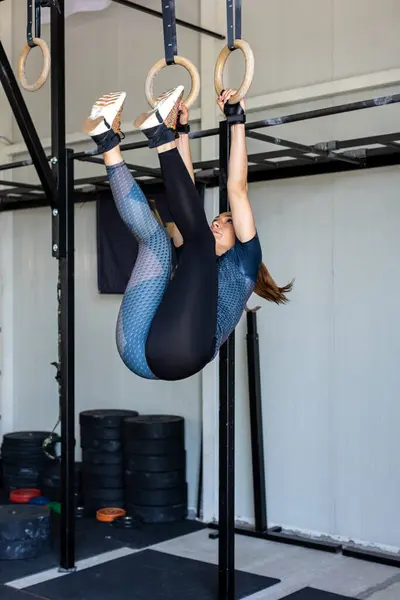 Fitness Žena Cvičení Gymnastické Kroužky — Stock fotografie