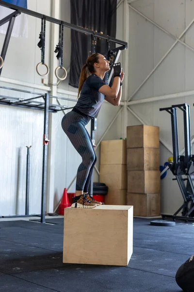 Fitness Kobieta Robi Box Jump Trening Cross Fit Siłowni — Zdjęcie stockowe