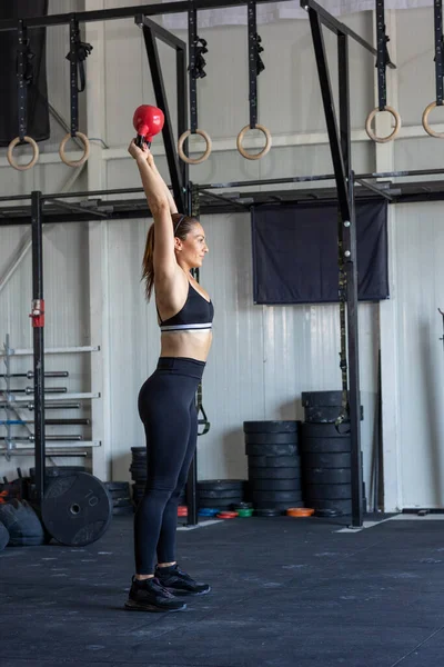 Kvinna Gör Kettlebell Övningar Gymmet — Stockfoto