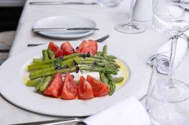 Tabakta servis edilen kuşkonmaz ile Caprese salatası.