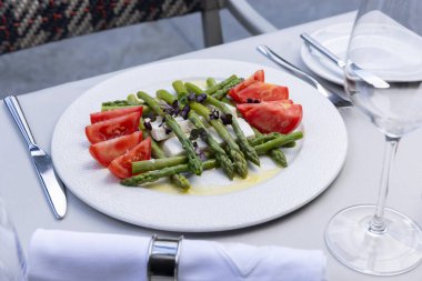 Restoranda tabakta servis edilen kuşkonmazlı Caprese salatası.