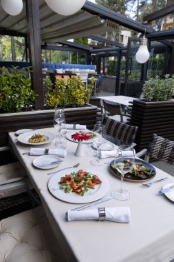 Lokantada lüks yemekler servis ediliyor.