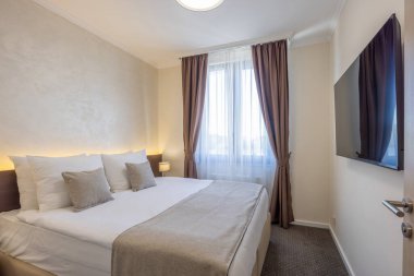 Sabahları lüks bir otelin içinde çift kişilik yatak odası.