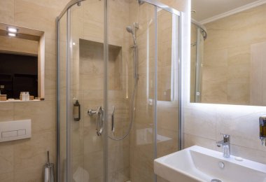 Camdan banyosu olan bir otel banyosu.