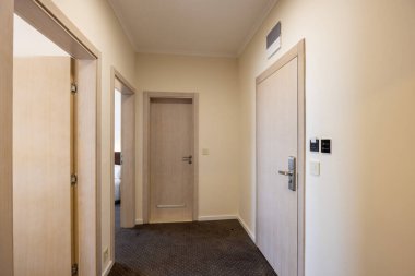 Halılı otel koridorunun içi.