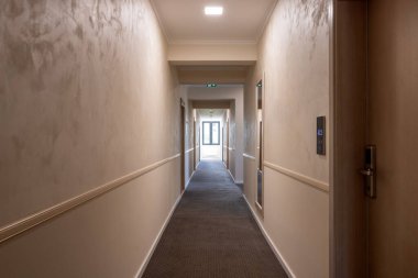 Halılı otel koridorunun içi.