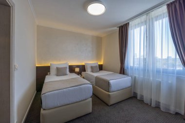 Küçük iki yataklı otel odası.