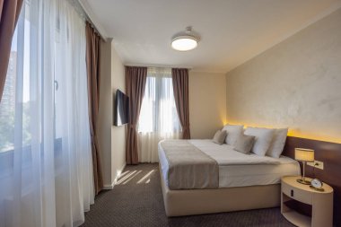 Sabahları lüks bir otelin içinde çift kişilik yatak odası.