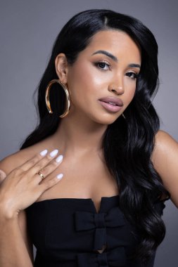 Güzel, genç bir Brezilyalı kadının portresi.