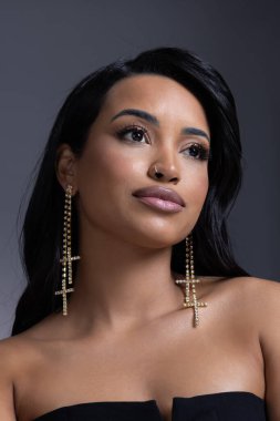 Güzel, genç bir Brezilyalı kadının portresi.