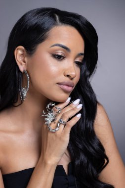 Güzel, genç bir Brezilyalı kadının portresi.