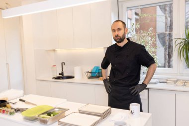 Özel şef evde suşi hazırlıyor.