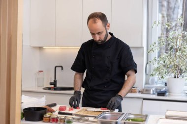 Özel şef evde suşi hazırlıyor.