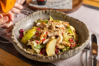 Elma ve nar ile Sezar salatası