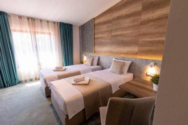 Sabahları çift kişilik otel odasının içinde.