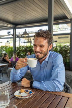 Açık kahve barındaki yakışıklı adam.