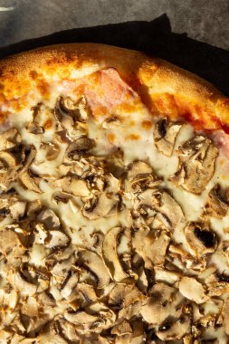 Taze Capricciosa pizzası. Kapatın.