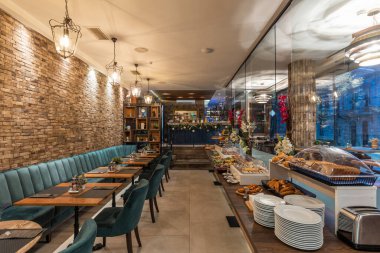 Restoranın içinde açık büfe masası var.