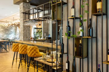 Modern bir otel kafe restoranının içinde.