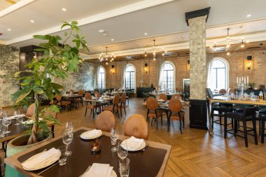 Modern bir otel kafe restoranının içinde.