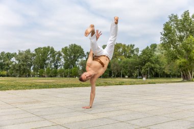 Orta yaşlı adam capoeira çalışıyor, Brezilya dövüş sanatı.