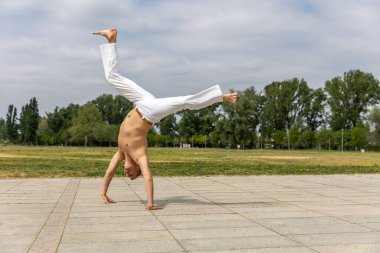 Orta yaşlı adam capoeira çalışıyor, Brezilya dövüş sanatı.