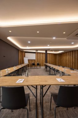 Bir konferans odasının içinde.