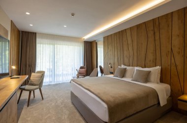 Sabahları bir otel odasının içinde.