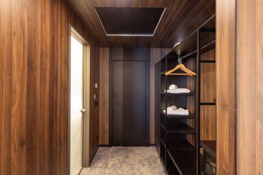 Koridor ile otel odasında dolap