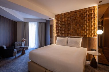 Modern bir otel odası.