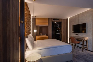 Modern bir otel odası.