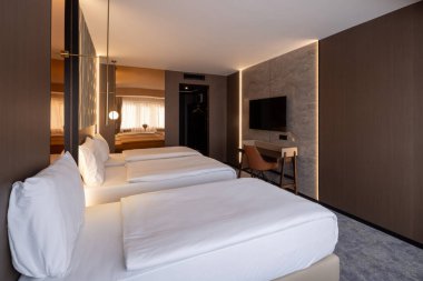 Modern bir otel odası.