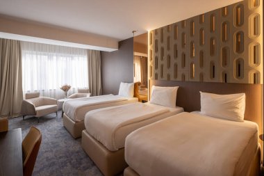 Üç yatak odalı, ahşap duvar süslemeli lüks bir ev.