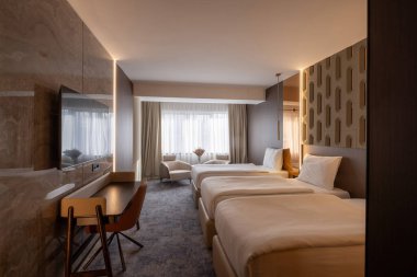 Modern bir otelde çok yataklı büyük bir yatak odası.