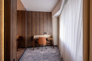 Otel odası içi, çalışma masası alanı.