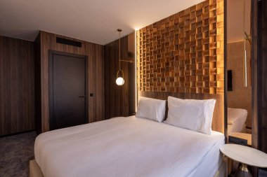 Modern bir otel odası.