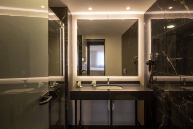 Modern bir otel banyosu.