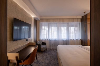 Modern yeni otel odasındaki çalışma alanı