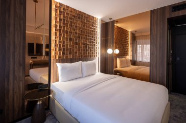 Modern bir otel odası.