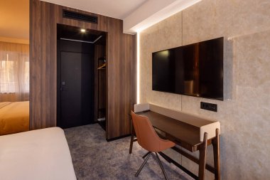 Çalışma masası, sandalye, bir otel odasında çalışma alanı.