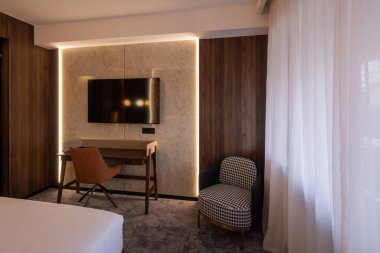 Otel odası içi, çalışma masası alanı.