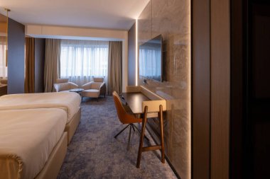 Otel odası içi, çalışma masası alanı.