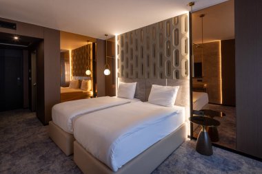 Akşamları modern bir otel odasının içinde.