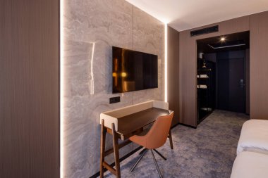 Otel odası içi, çalışma masası alanı.