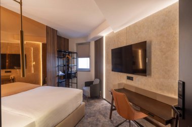 Modern bir otel odası.