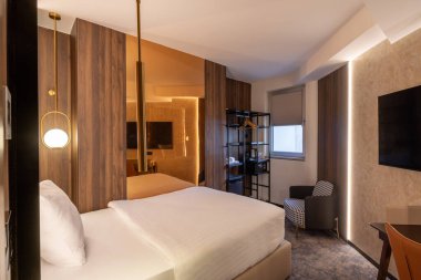 Akşamları modern bir otel odasının içinde.