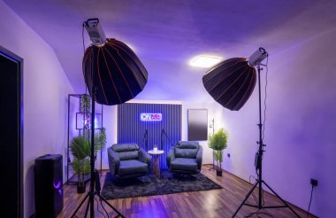 Profesyonel ışıklandırmalı modern podcast kayıt stüdyosu