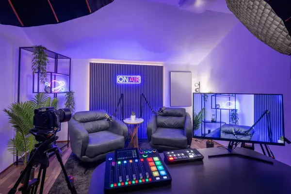 Modern podcast kayıt stüdyosu pContemporary podcast odası ile stüdyo ışıklandırması, ses içeriği yaratımı için idealdir. rofessional lighting