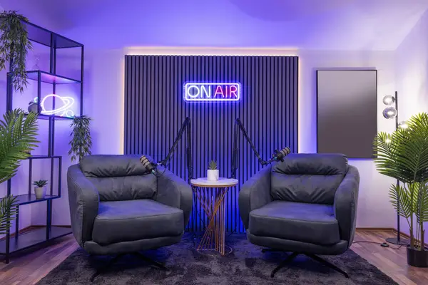 Profesyonel ışıklandırmalı modern podcast kayıt stüdyosu