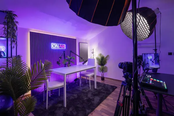 Profesyonel ışıklandırmalı modern podcast kayıt stüdyosu